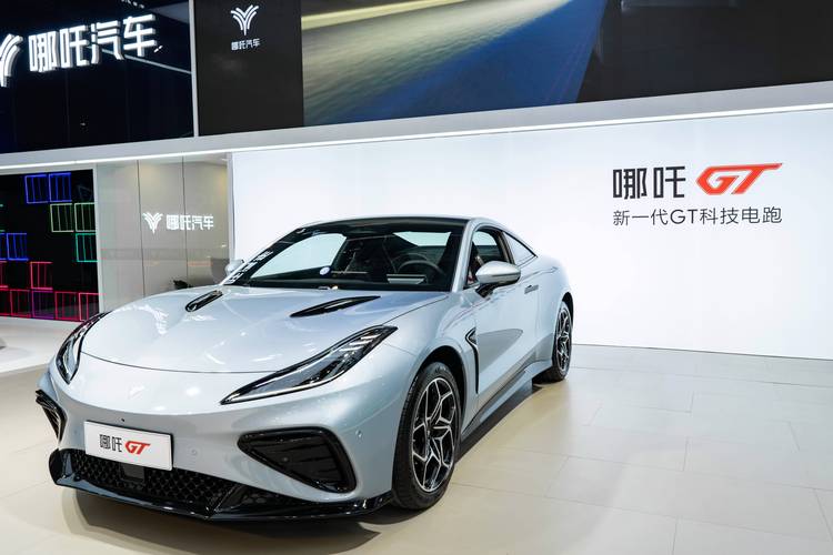 惠州102哪吒汽车在智能汽车领域的表现，领途汽车在新能源汽车市场中的影响力